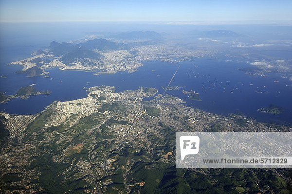 Luftbild von Rio de Janeiro  Niteroi und die Bucht Bahia de Guanabara  Brasilien  Südamerika