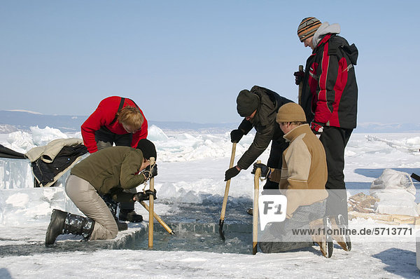 Taucher  Vorbereitungen zum Eistauchen  Baikalsee  Insel Olchon  Sibirien  Russland  Eurasien