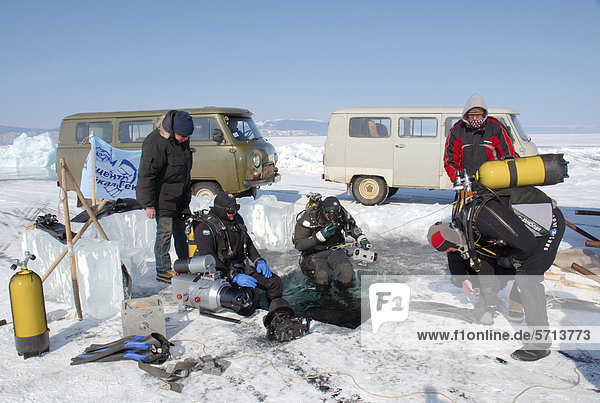 Unterwasser-Kameramann Didier Noirot  Baikalsee  Insel Olchon  Sibirien  Russland  Eurasien