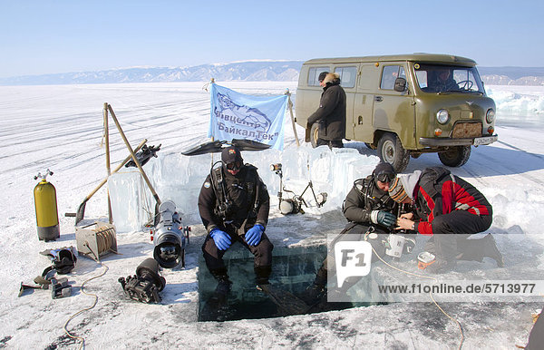 Vorbereitungen fürs Eistauchen  Baikalsee  Insel Olchon  Sibirien  Russland  Eurasien