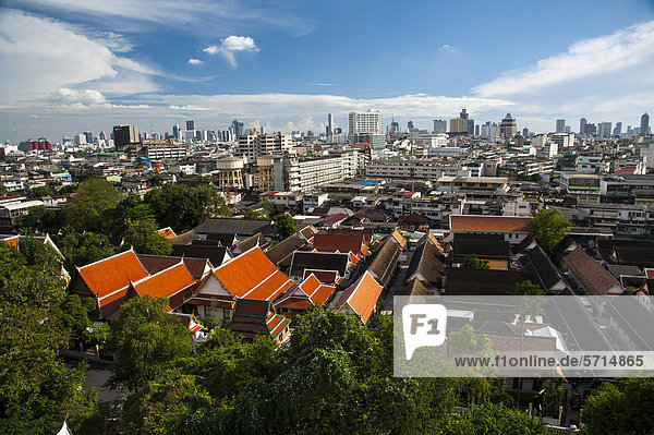 Blick auf Wat Saket und Bangkok Skyline mit Finanzviertel Bang Rak  Bangkok  Thailand  Asien