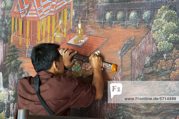 Restaurierungsarbeit  Ramakien Wandmalereien im Phra Rabieng  Detail  Wat Phra Kaeo  Großer Palast oder Königspalast  Bangkok  Thailand  Asien