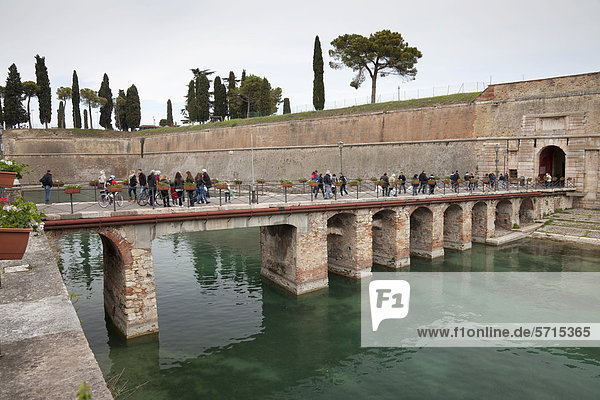 Brücke und Festungsanlage  Peschiera  Gardasee  Veneto  Venetien  Italien  Europa  ÖffentlicherGrund