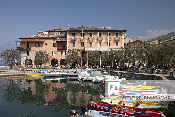 Boote im Hafen  Torri del Benaco  Veneto  Venetien  Gardasee  Italien  Europa  ÖffentlicherGrund