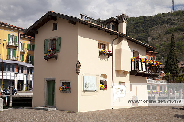 Das Zollhaus am Hafen  Torbole  Trentino-Alto Adige  Italien  Europa  ÖffentlicherGrund
