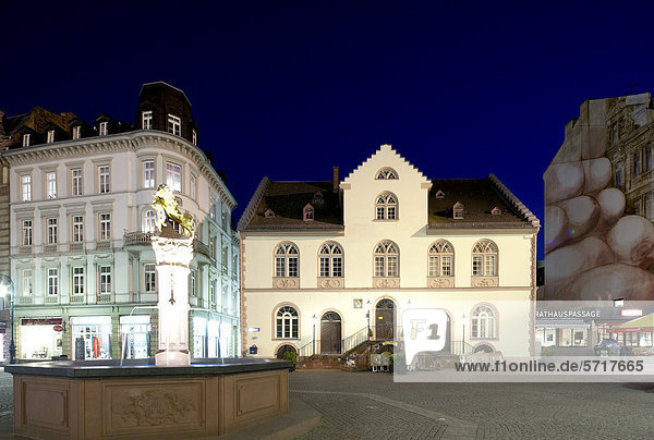 Altes Rathaus  Markt  bei Nacht  Wiesbaden  Hessen  Deutschland  Europa  ÖffentlicherGrund