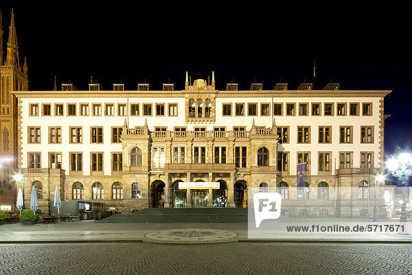 Neues Rathaus  Ansicht Schlossplatz  bei Nacht  Wiesbaden  Hessen  Deutschland  Europa  ÖffentlicherGrund
