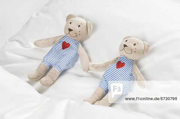Teddybär auf dem Bett