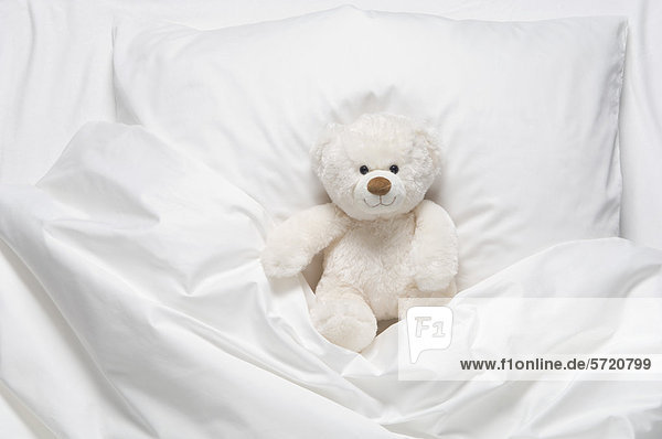 Teddybär auf dem Bett