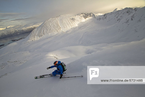Norwegen  reifer Mann beim Skifahren auf dem Stufenberg