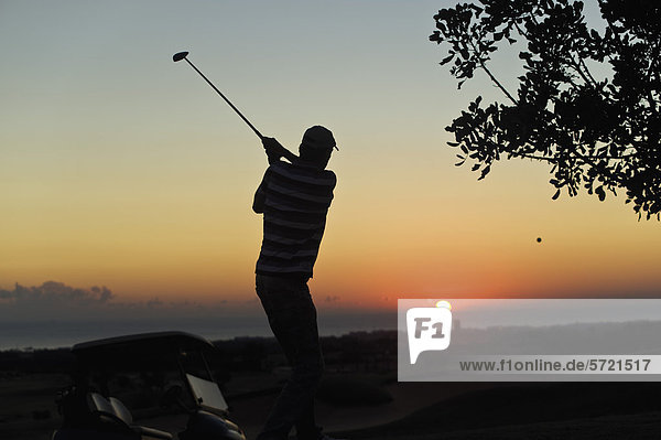 Zypern  Mann spielt Golf auf dem Golfplatz