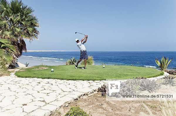 Ägypten  Mann spielt Golf auf dem Golfplatz