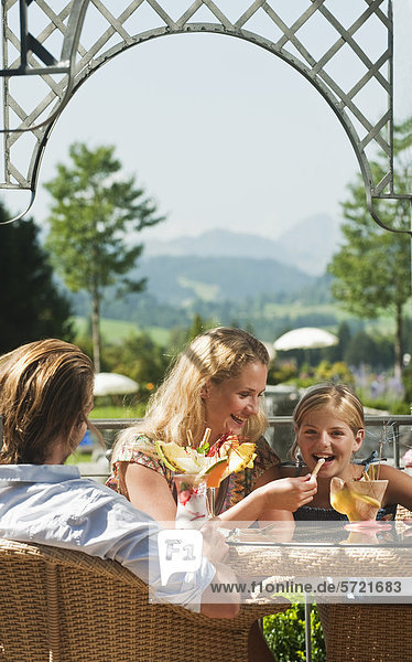Österreich  Salzburger Land  Familienessen im Hotelgarten