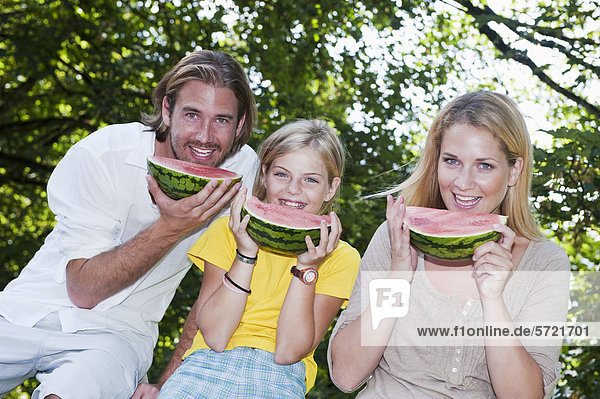 Österreich  Salzburger Land  Familie isst Wassermelonen