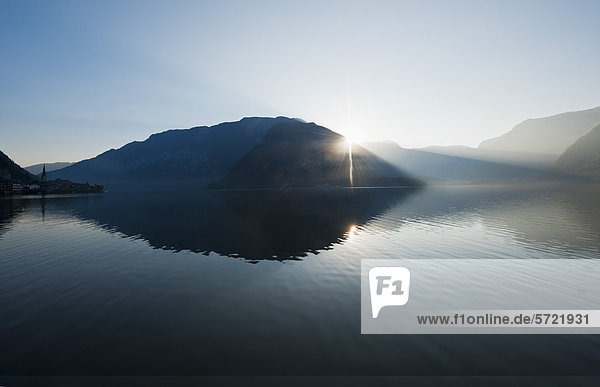 Österreich  Oberösterreich  Blick auf den Hallstätter See bei Sonnenaufgang