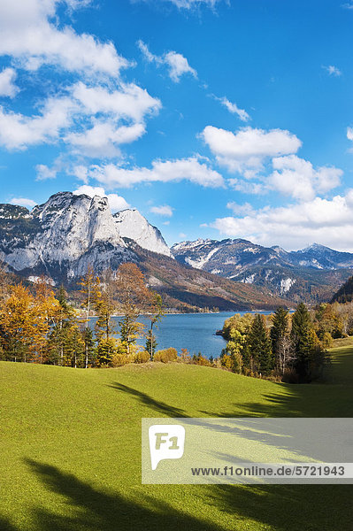 Österreich  Steiermark  Blick auf den Grundlsee mit Bergen