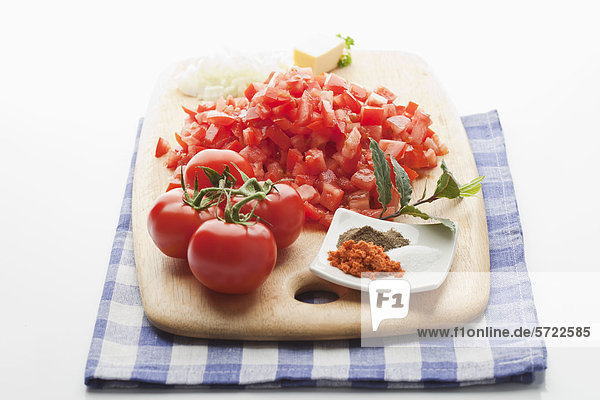 Zutaten für Tomatensuppe auf dem Schneidebrett