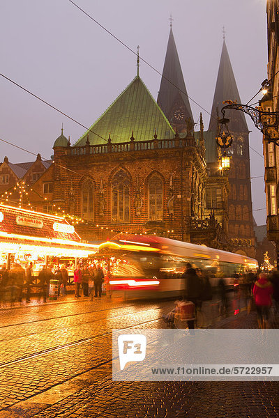 Deutschland  Bremen  Weihnachtsmarkt bei Nacht