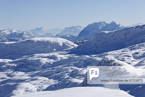 Österreich  Oberösterreich  Blick auf das verschneite Dachsteingebirge