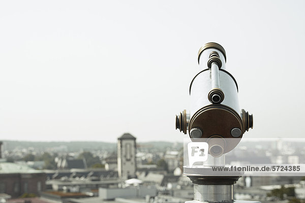 Deutschland  Frankfurt  Öffentliches Teleskop mit Stadt im Hintergrund