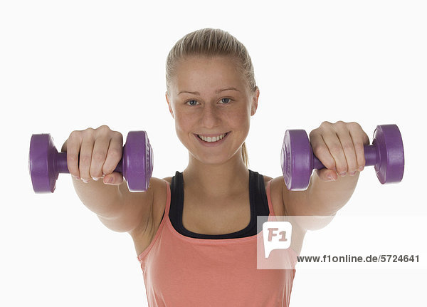 Teenager-Mädchen beim Training im Fitnessstudio  Portrait