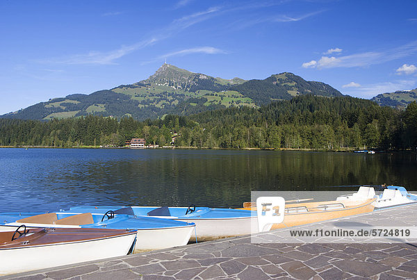 Österreich  Tirol  Blick auf den Schwarzsee mit Booten