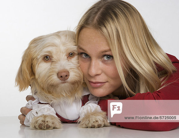 Junge Frau mit Hund  Portrait