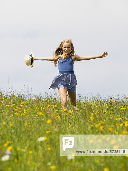Österreich  Teenagerin im Feld  lächelnd  Portrait