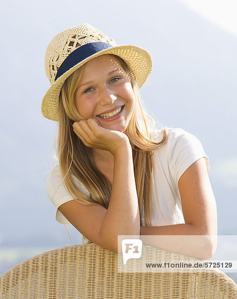 Österreich  Teenager Mädchen lächelnd  Portrait
