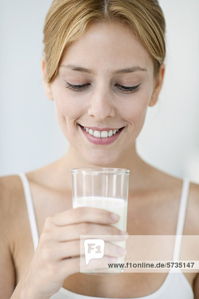 Junge Frau mit einem Glas Milch