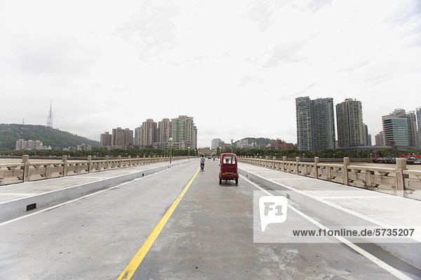 Leichter Verkehr auf der Brücke  Provinz Shandong  China