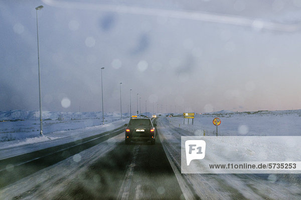 Island Straße vom Flughafen Keflavik nach Reykjavik durch die Windschutzscheibe gesehen