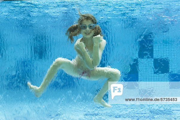 Mädchen nackt schwimmbad