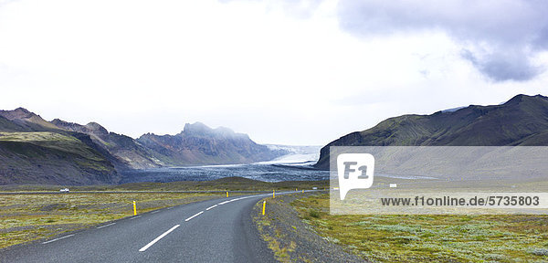 Island  Straße entlang des Gletschers