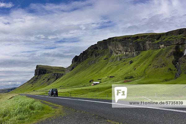 Straße durch die Landschaft Island