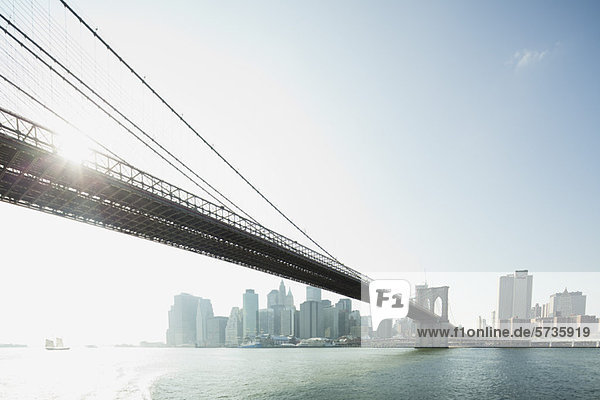 Brooklyn Bridge und Lower Manhattan  New York City  New York  USA
