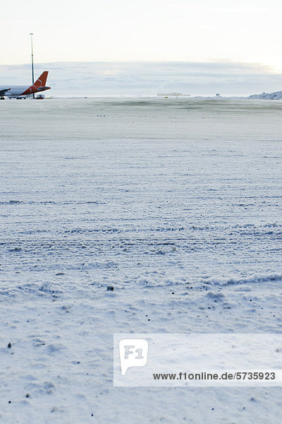 Flugzeug auf schneebedecktem Asphalt am Keflavic International Airport Keflavik Island