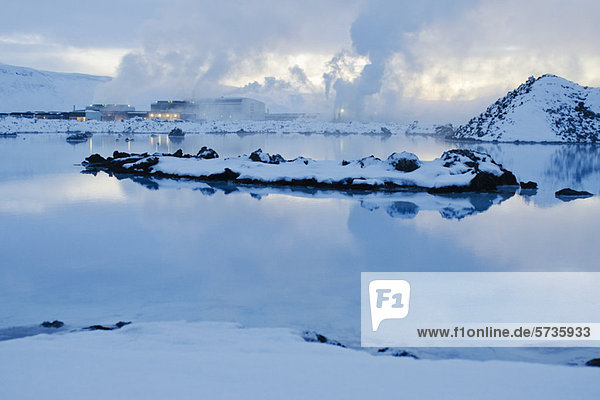 Island Halbinsel Reykjanes Blue Lagoon Geothermal Spa Geothermiekraftwerk im Hintergrund