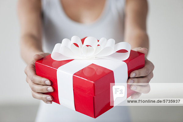 Frau hält Geschenkbox  beschnitten