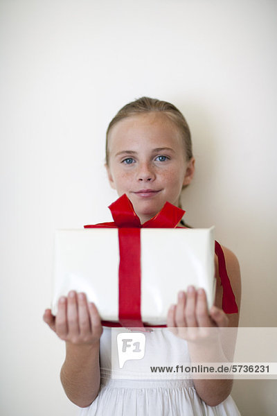 Mädchen mit verpacktem Geschenk