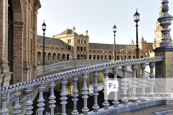 Brückengeländer  Plaza de Espana in Sevilla  Spanien  Europa