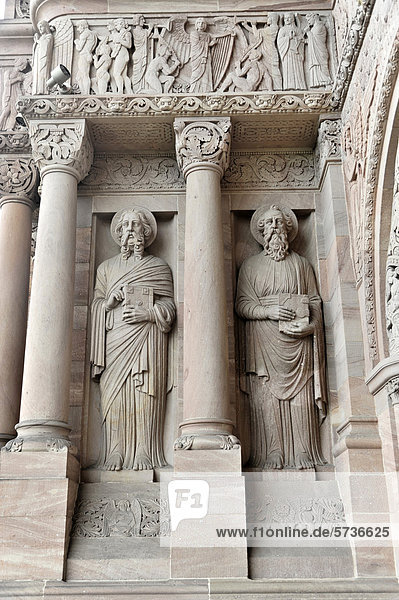 Kirchliche Skulpturen am Hauptportal  Erlöserkirche  Baubeginn 1903  Bad Homburg v. d. Höhe  Hessen  Deutschland  Europa