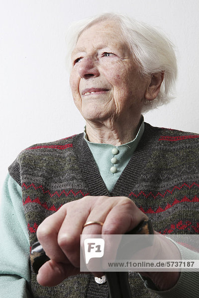 Seniorin mit Krücke  Porträt
