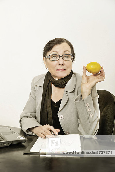 Businessfrau mit Zitrone