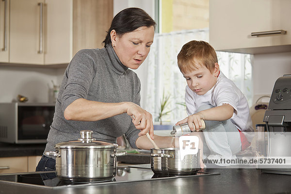 Mutter und Sohn beim Kochen