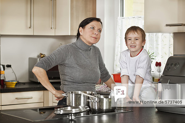 Mutter und Sohn in der Küche
