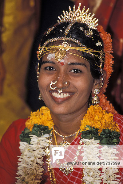 Geschmückte Braut  lächelnd  tamilische Hochzeit  Pondicherry oder Puducherry  Tamil Nadu  Indien  Asien