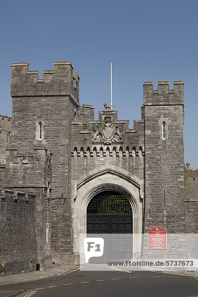 Geschlossenes Eingangstor auf der Hauptstraße zum Arundel Castle  Arundel  West Sussex  England  Großbritannien  Europa
