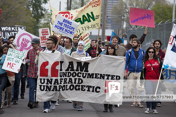 Aktivisten für die Rechte der Immigranten nehmen an einem Marsch und einer Kundgebung am Maifeiertag teil  Detroit  Michigan  USA