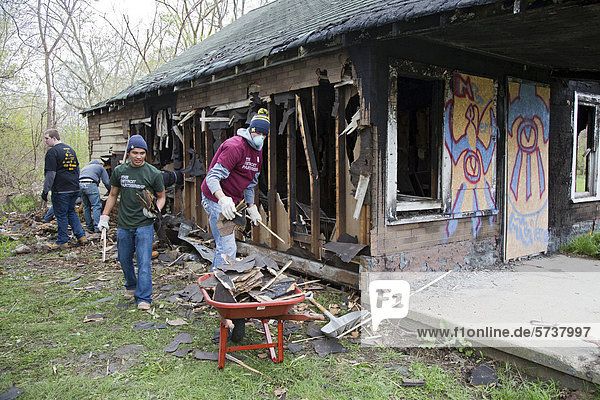 Freiwillige studentische Helfer der University of Michigan benutzen herkömmliche Maßnahmen beim Abbruch eines von Tausenden von verlassenen Häusern in der Stadt  Detroit  Michigan  USA